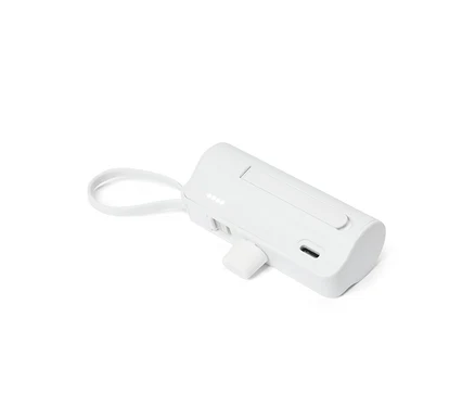 Biały, prostokątny power bank ze zintegrowanym złączem USB-C i pętlą leży na białym tle.