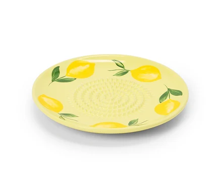 Żółta ceramiczna tarka z motywem cytrynowym leży na białym tle.