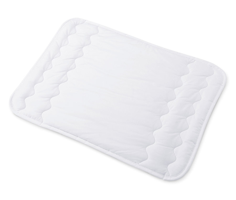 Biała dziecięca kołdra pikowana i poduszka.