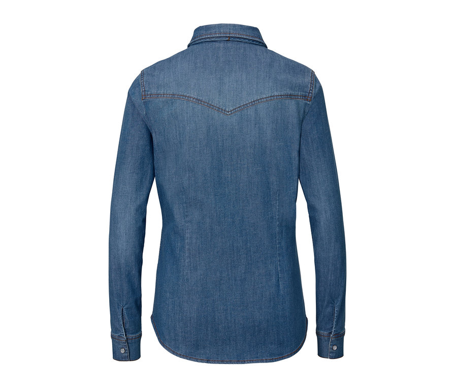 Widok z tyłu dżinsowej koszuli.