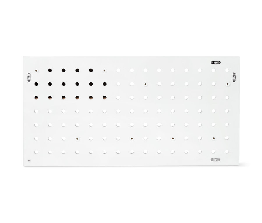 Biała płyta perforowana z kilkoma czarnymi kołkami w lewym górnym rogu.