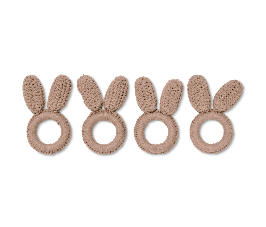 Cztery brązowe szydełkowe pierścienie do serwetek w kształcie królików.