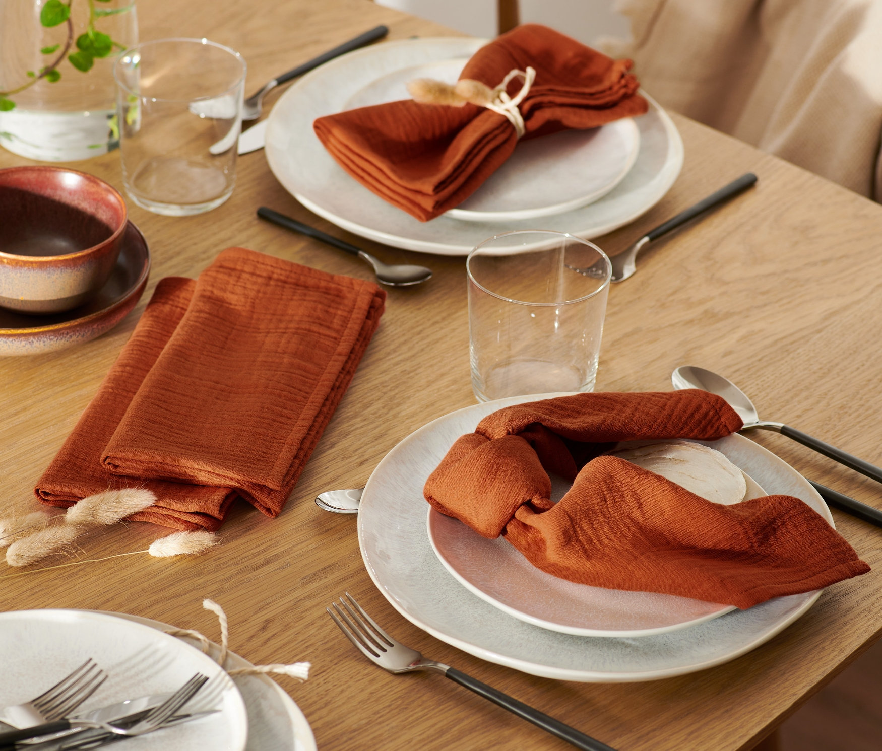 Serwetki muślinowe leżą na stole.