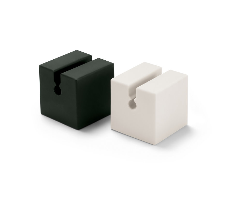 Dwa organizery na przewód do ładowania, 2 sztuki w zestawie, jeden czarny i jeden biały, stoją obok siebie.