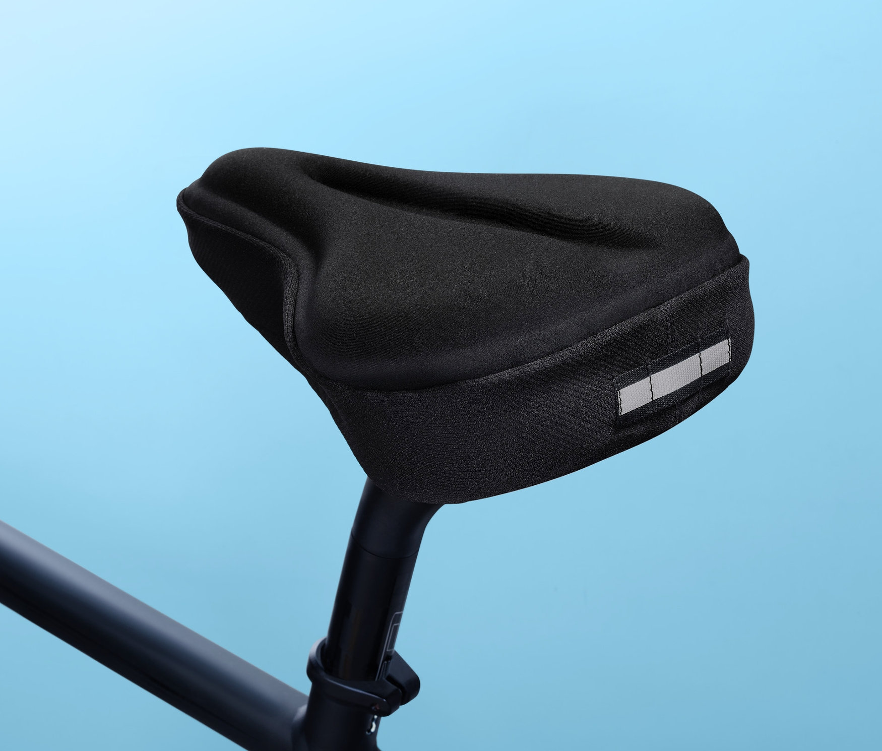 Czarny pokrowiec siodełka z pianką memory foam na rowerze.