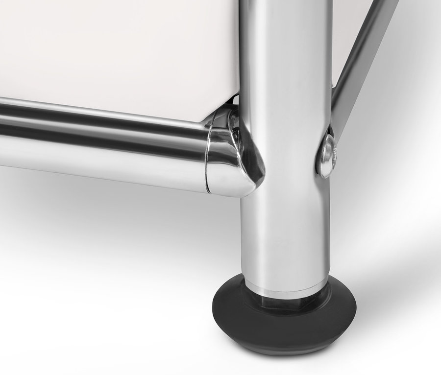 Szczegół metalowej szafy »CN3« w kolorze białym z czarną nogą.