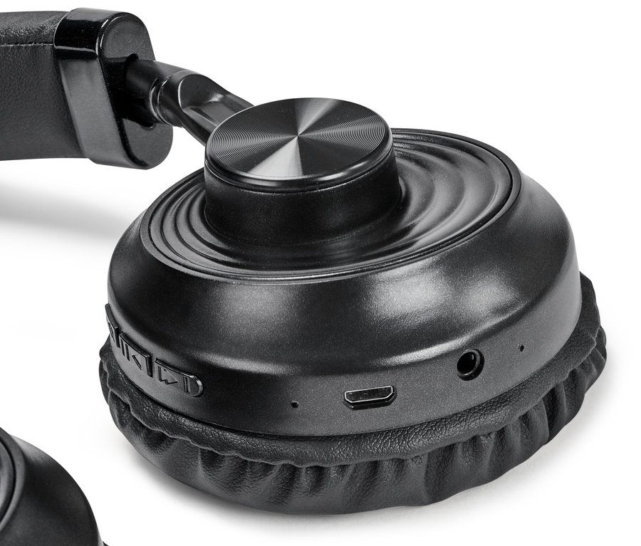 Szczegół czarnych słuchawek nausznych Bluetooth®.