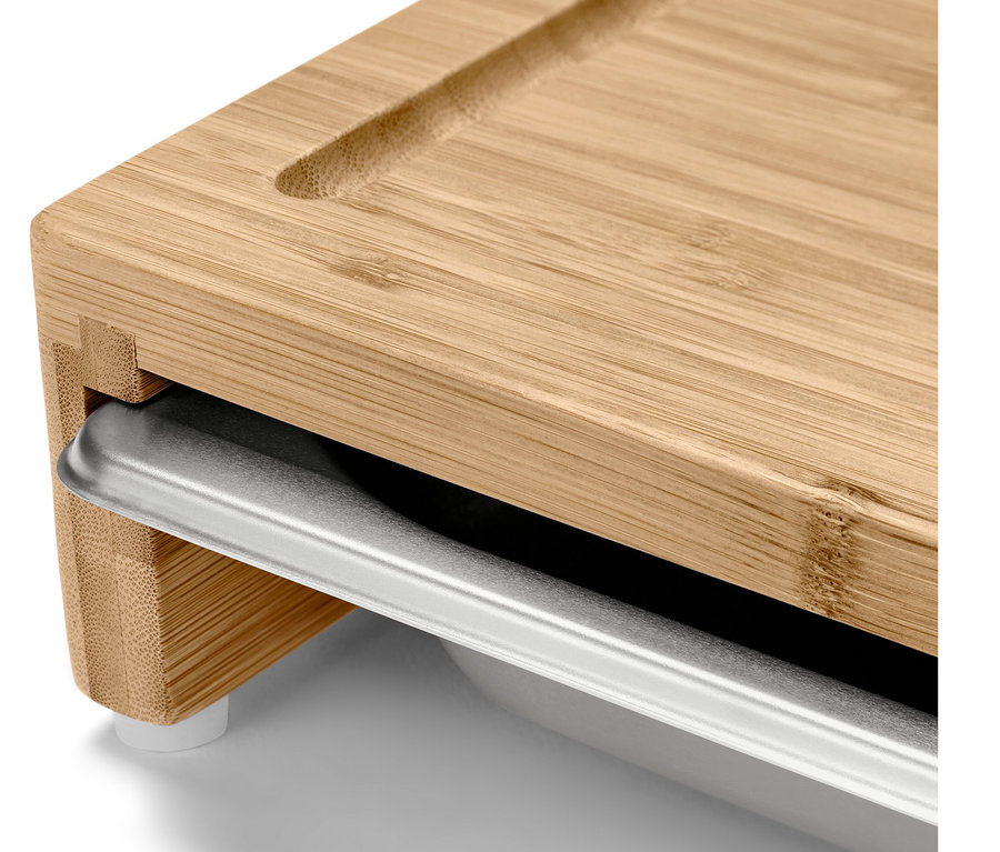 Zbliżenie deski do krojenia z metalową szufladą.