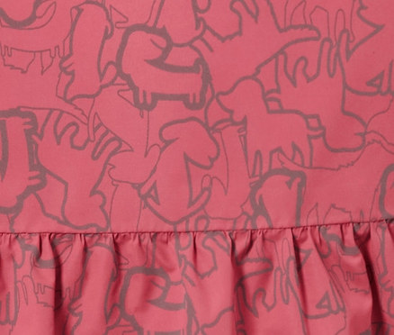 Szczegół dziecięcej kurtki termicznej przeciwdeszczowej z elementami odblaskowymi i wzorem zwierzęcym.