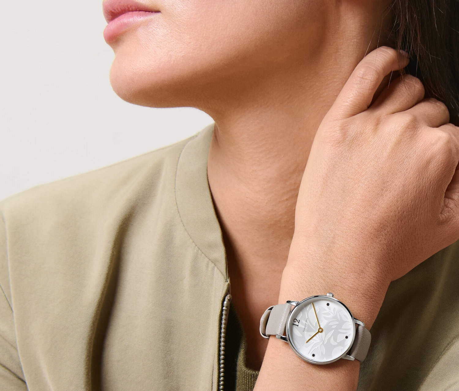 Kobieta nosi damski zegarek.