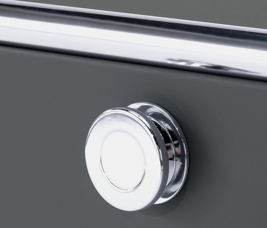 Szczegół szarej szafki typu sideboard »CN3« z chromowanym uchwytem i okrągłą gałką.