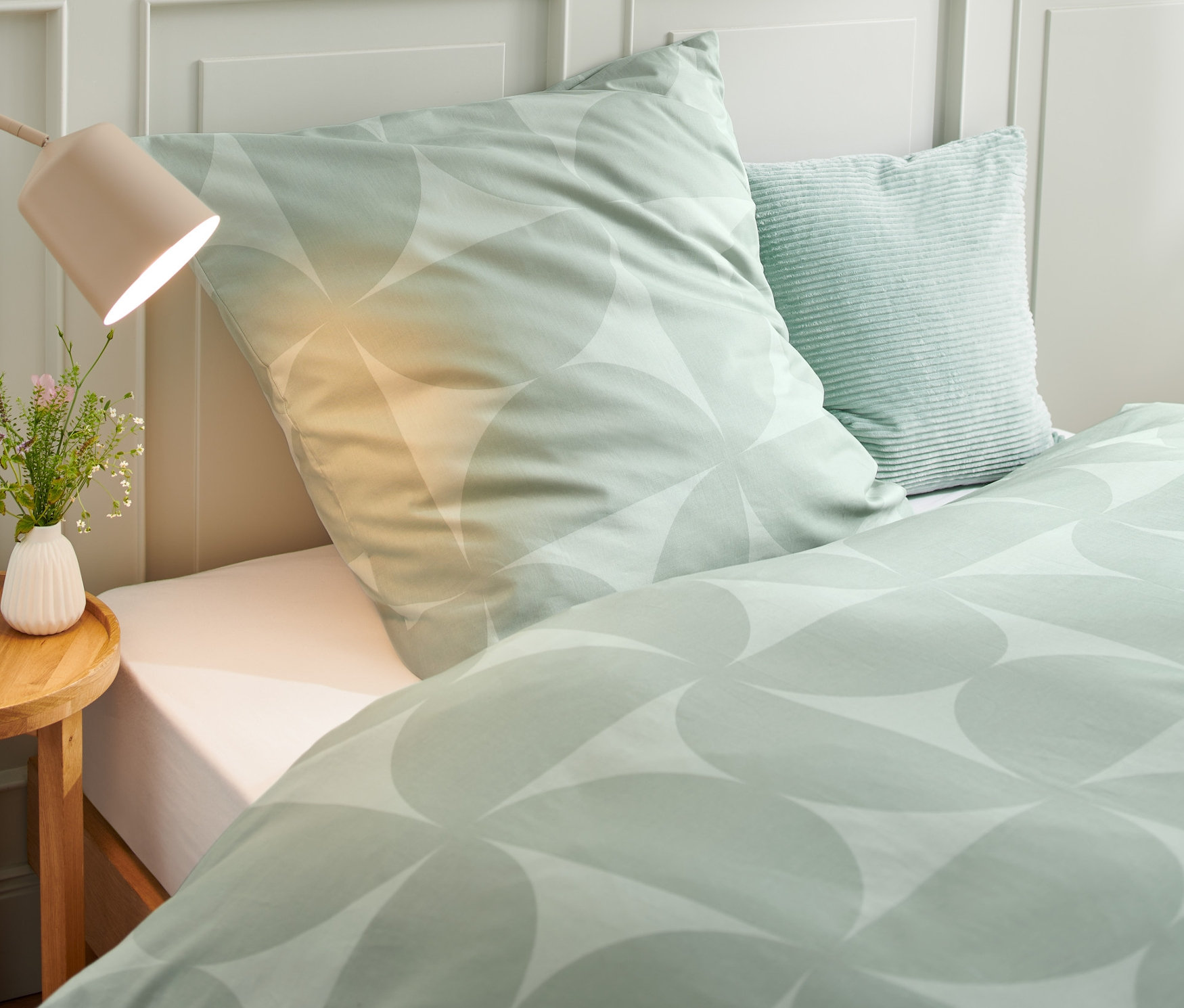 Zbliżenie sypialni z pościelą bawełnianą premium w rozmiarze standardowym i niestandardowym.