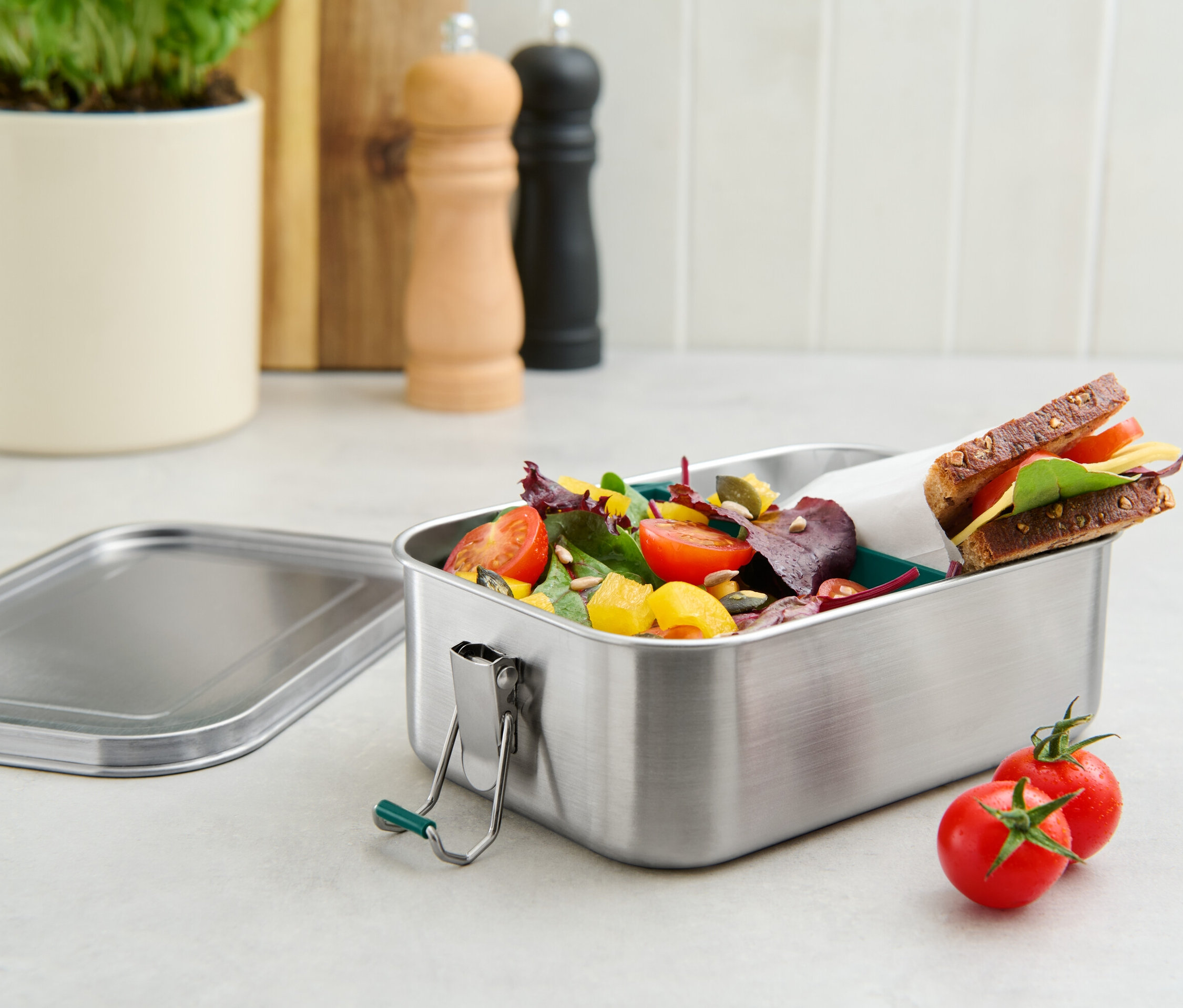 Pojemnik na drugie śniadanie wypełniony sałatką i kanapką.