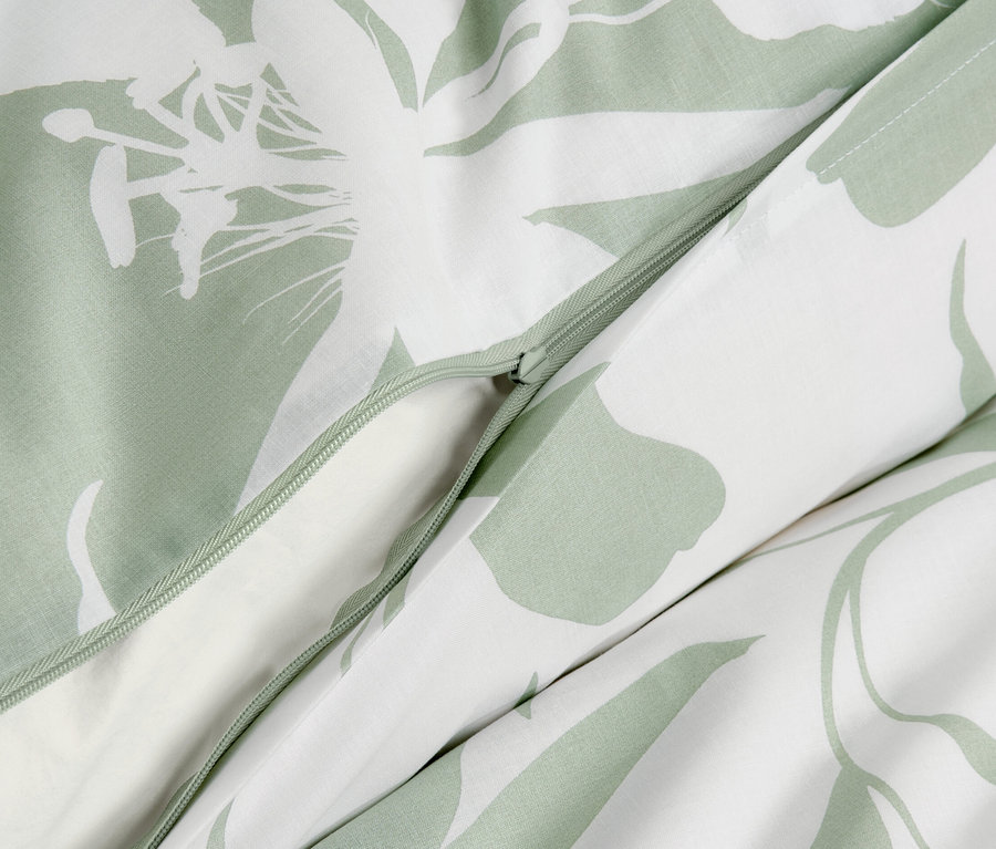 Zbliżenie na pościel z bawełny renforcé w kwiaty, zapinana na zamek.