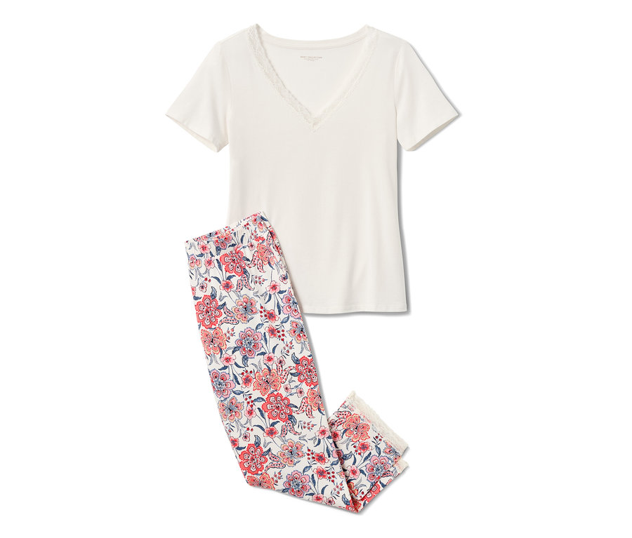 Biała piżama z krótkim rękawem i spodniami z nadrukiem na całej powierzchni.