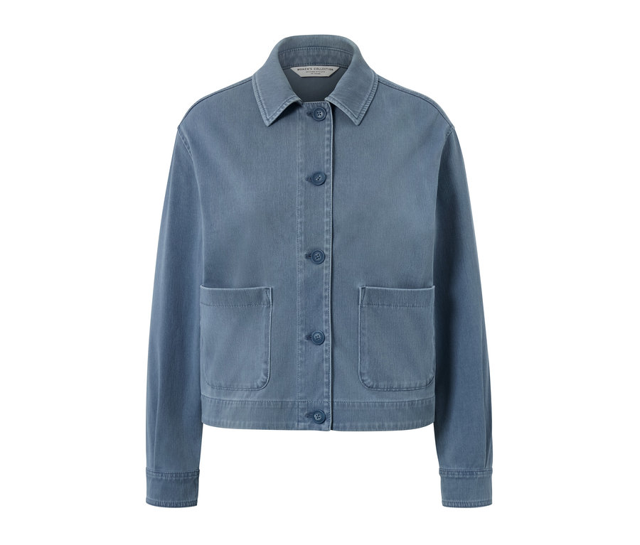 Niebieska dżersejowa kurtka o wyglądzie dżinsu z guzikami i kieszeniami.