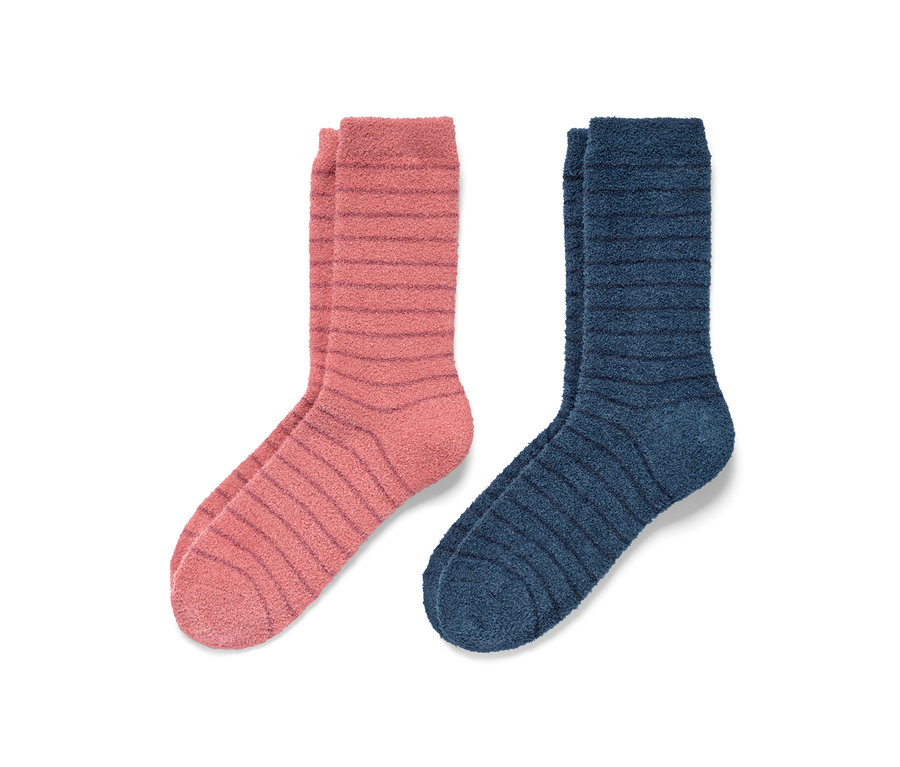 Dwie pary ciepłych skarpet: jedna różowa w paski, druga niebieska w paski.