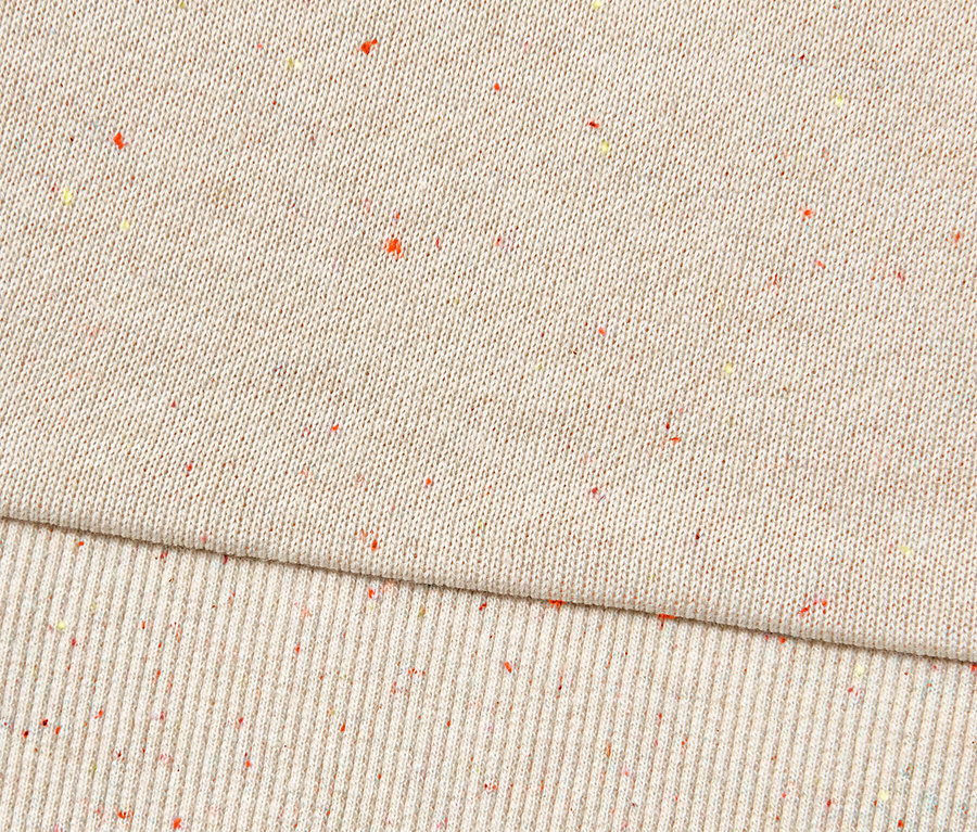 Zbliżenie kremowej dziecięcej bluzy dresowej.