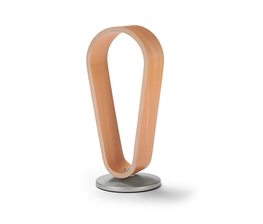 Jasnobrązowy, drewniany stojak na słuchawki z okrągłą, srebrną podstawą.