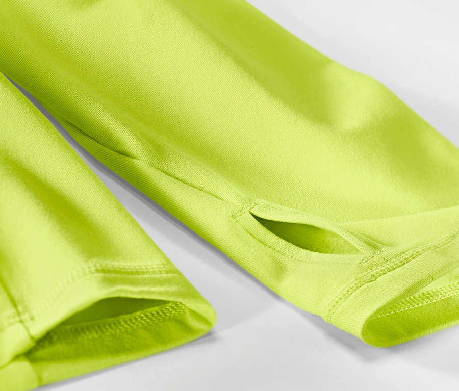 Zbliżenie na neonowo limonkowa termoaktywna koszulka funkcyjna z otworami na kciuki.
