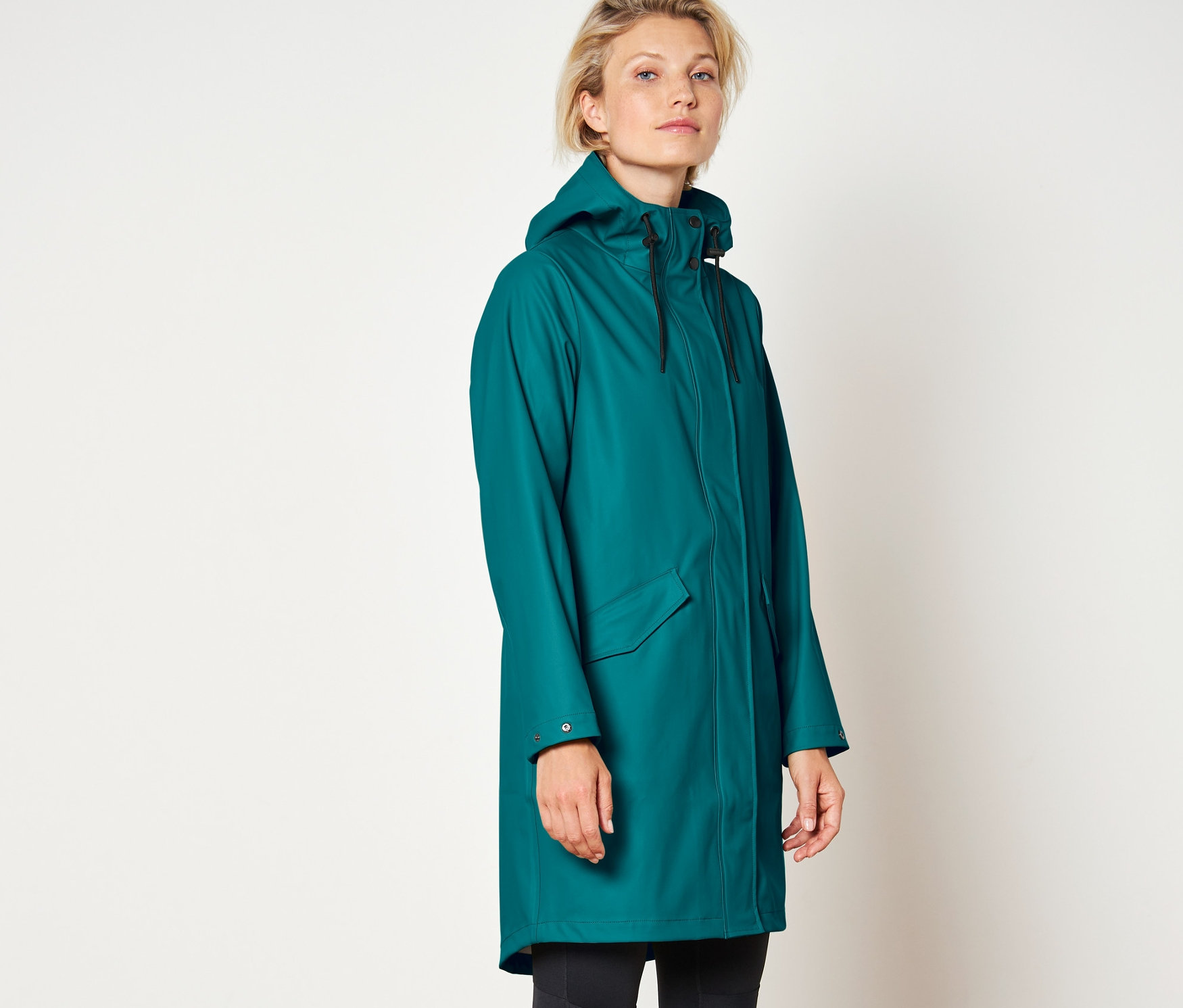 Kobieta ma na sobie płaszcz przeciwdeszczowy.