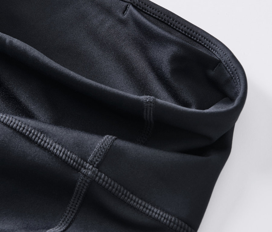 Zbliżenie na legginsy sportowe o długości 3/4.