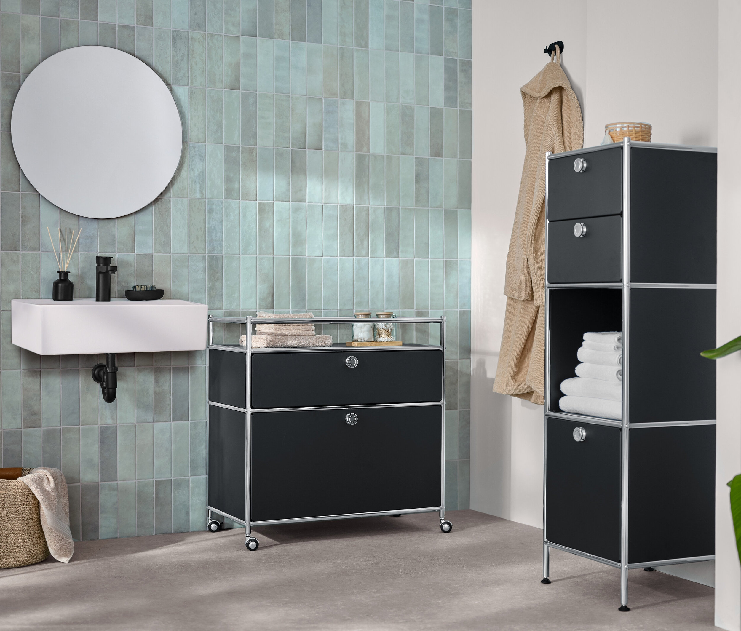 W łazience znajduje się wąska metalowa komoda „CN3” z 2 szufladami i 1 klapą oraz metalowa komoda „CN3” z 1 szufladą i 1 klapą.