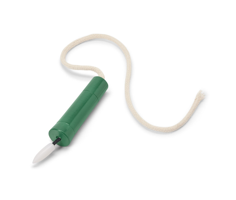 Zielona lampka LED na butelkę „Świeca” z białym sznurkiem na białym tle.