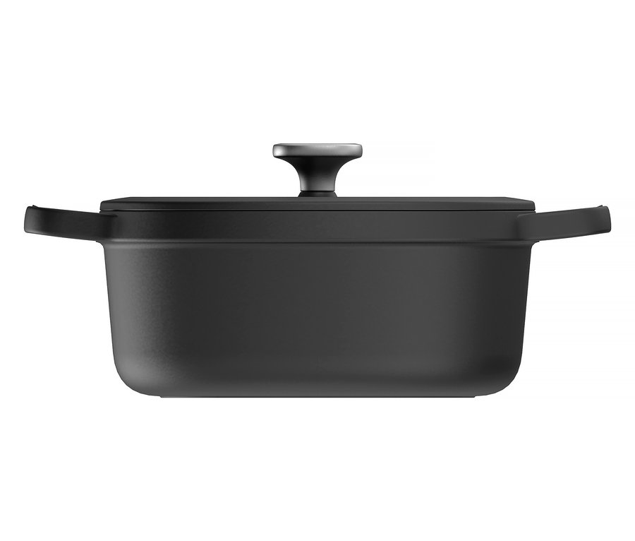 Czarny żeliwny garnek z pokrywką na białym tle.