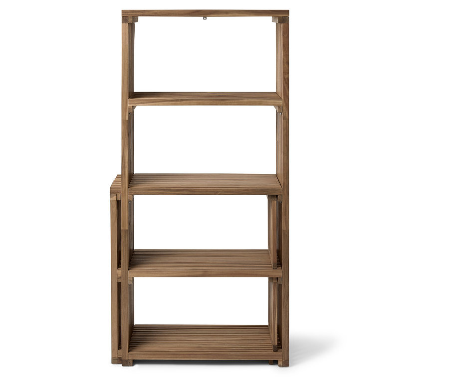 Drewniany regał z czterema półkami.