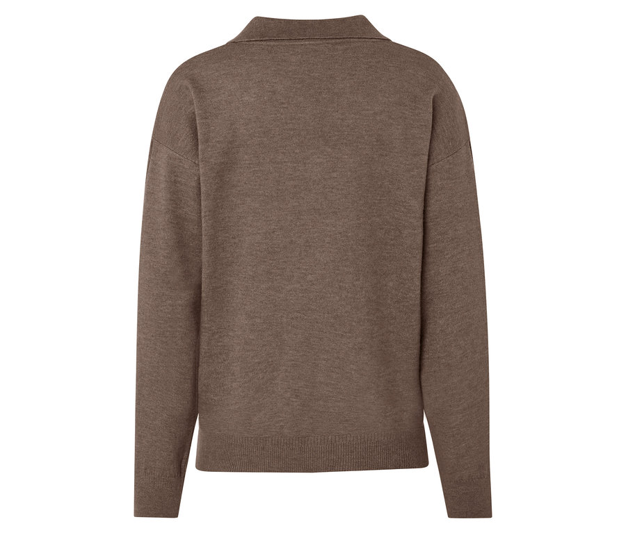 Brązowy sweter z długim rękawem i kołnierzem.
