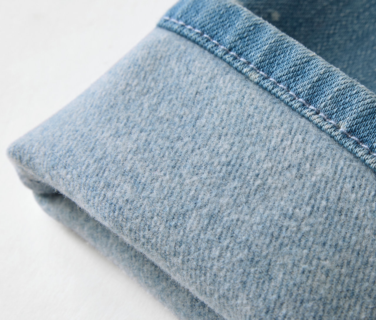 Szczegółowy widok dziecięcych tregginsów.