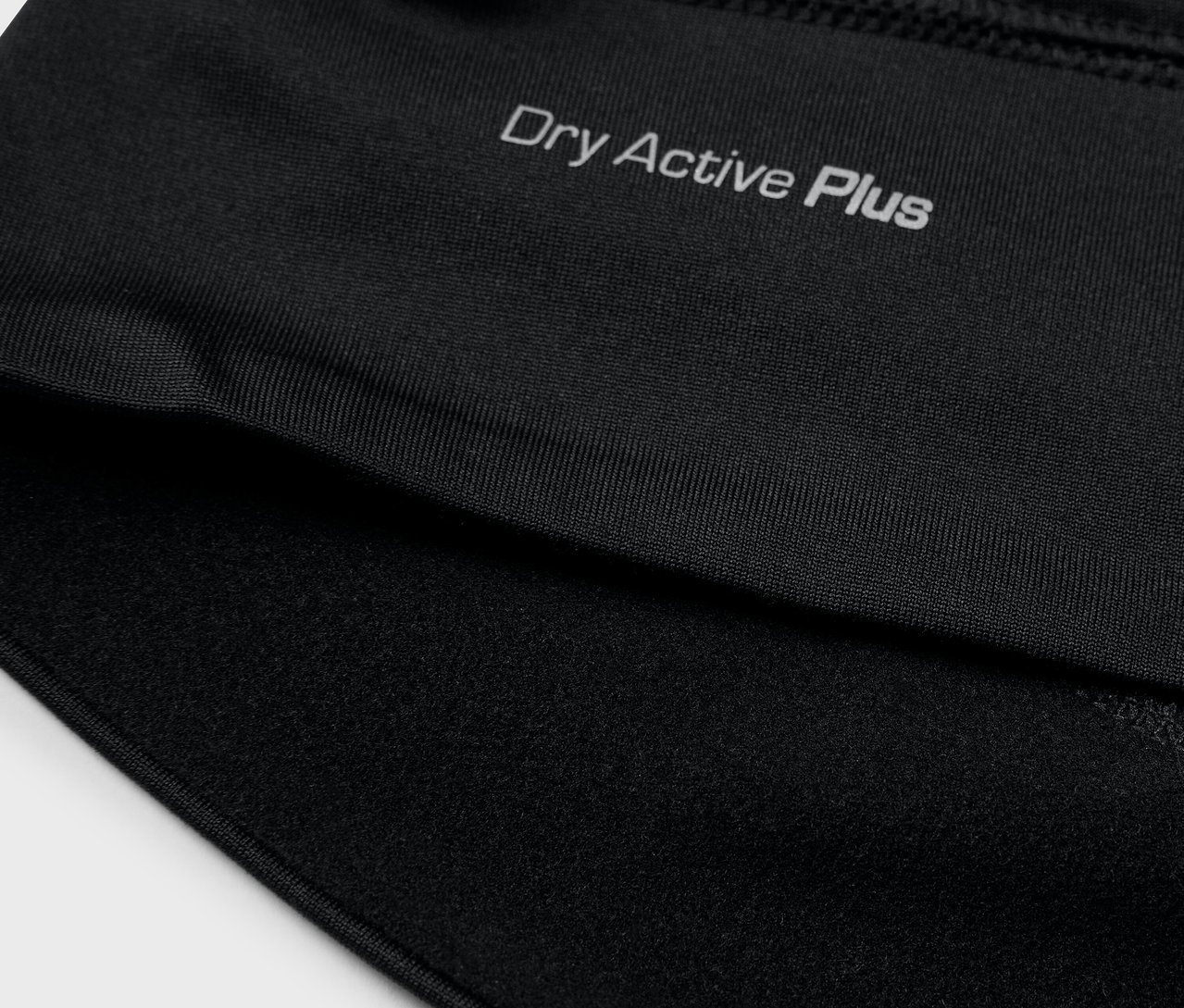 Zbliżenie na czarną termoaktywną czapkę.