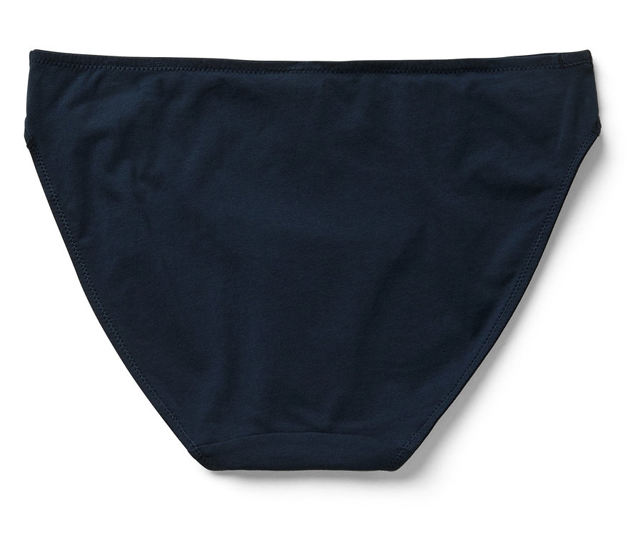 Szczegółowe ujęcie klasycznych damskich majtek w kolorze granatowym.