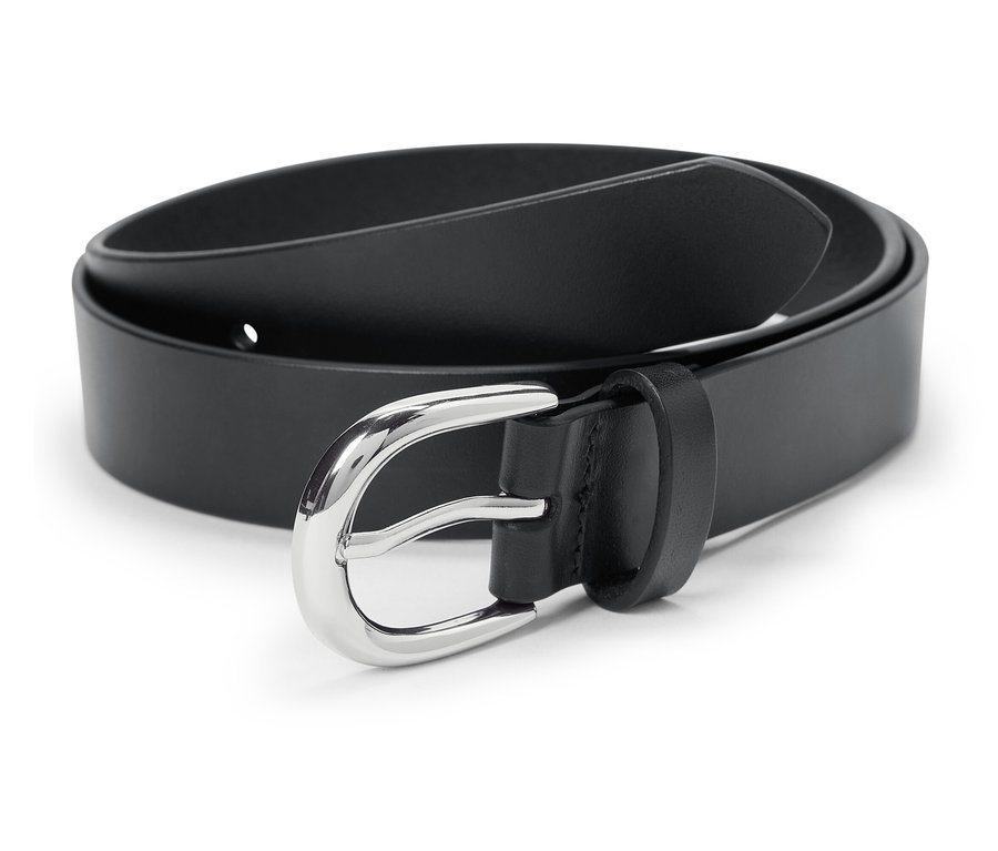 Zwinięty czarny skórzany pasek ze srebrną klamrą.