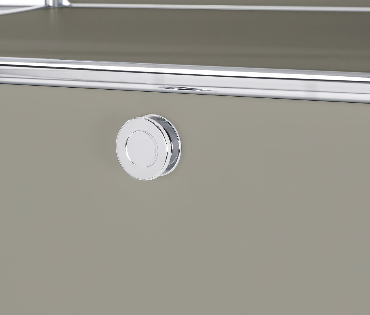 Szczegół szarej metalowej szafy »CN3« z 2 składanymi przegródkami i 2 szufladami.