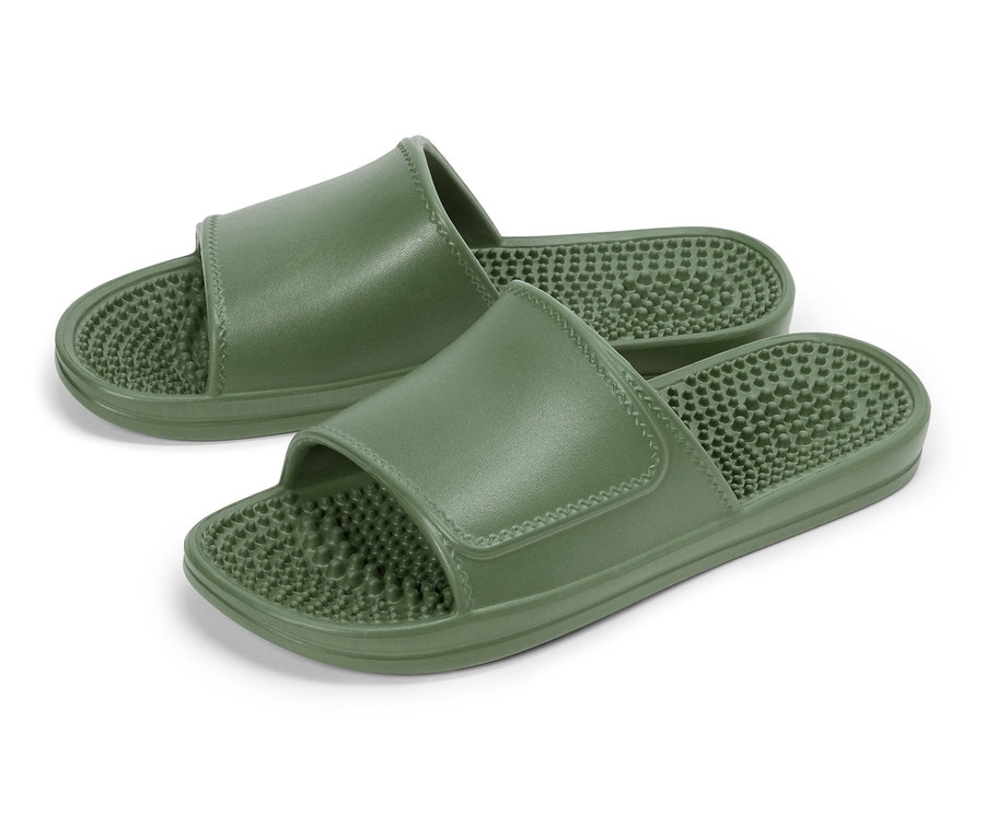 Dwa oliwkowozielone sandały do masażu leżą na białym tle.