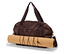Brązowa torba sportowa w zebrę trzyma zwiniętą korkową matę do jogi.