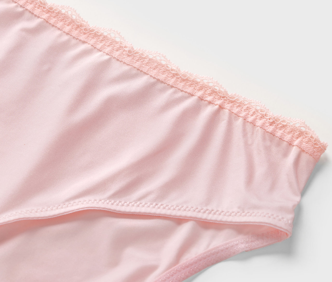 Zbliżenie na parę różowych figi z koronką, 2 sztuki.