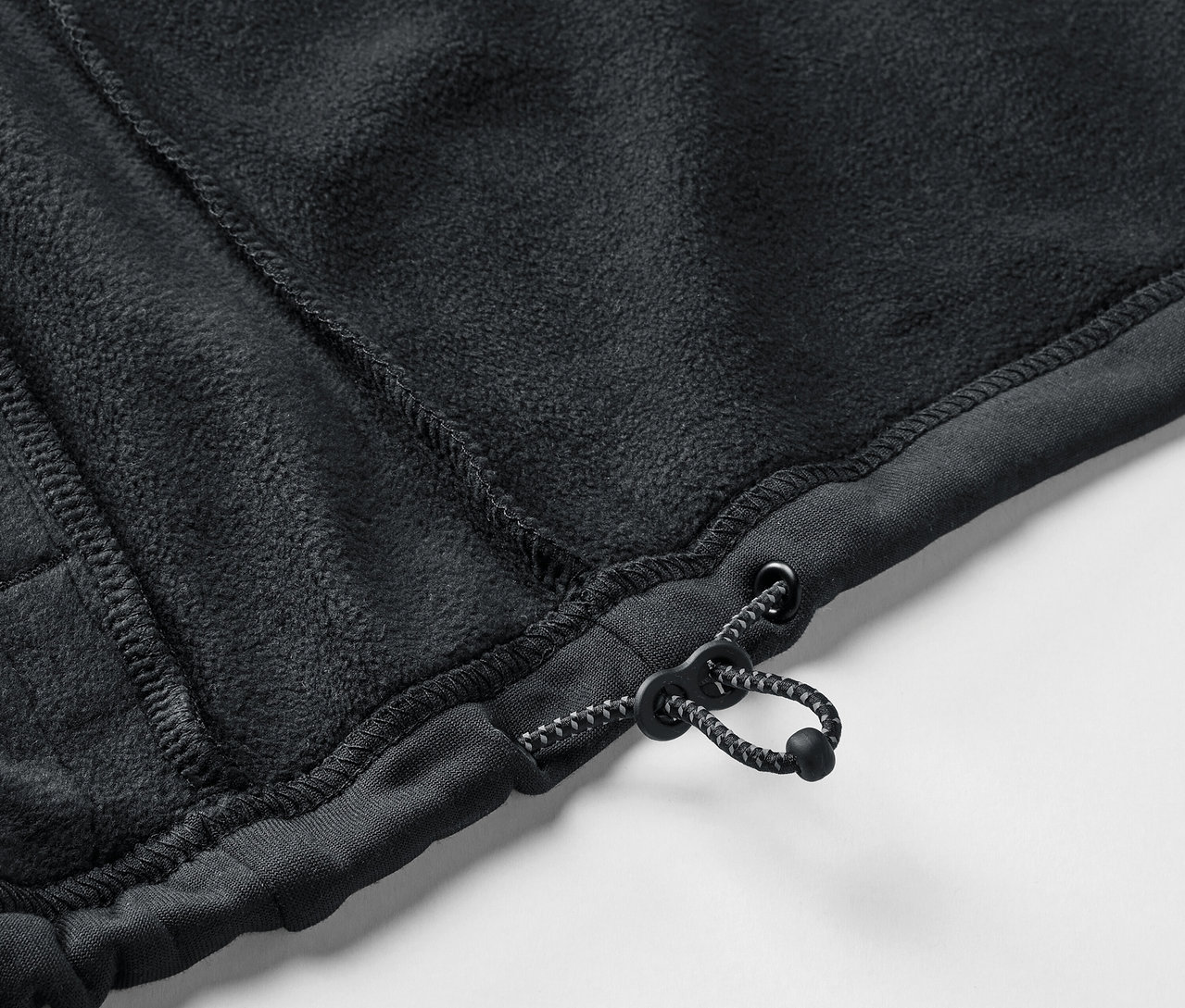 Szczegół czarnego polaru ze sznurkiem.