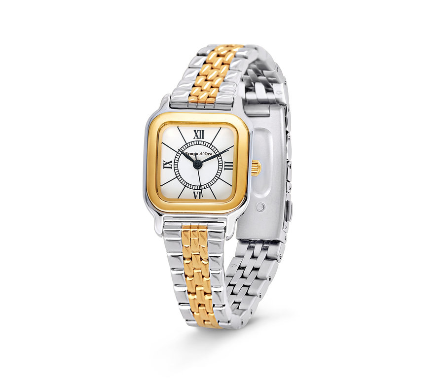 Zbliżenie na dwukolorowy zegarek damski ze stali nierdzewnej z kwadratową, pozłacaną tarczą.