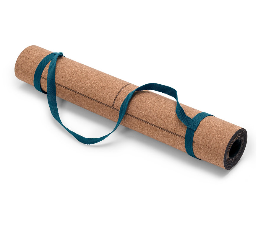 Zrolowana korkowa mata do jogi z niebieskim paskiem.