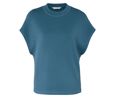Niebieski T-shirt z krótkim rękawem.