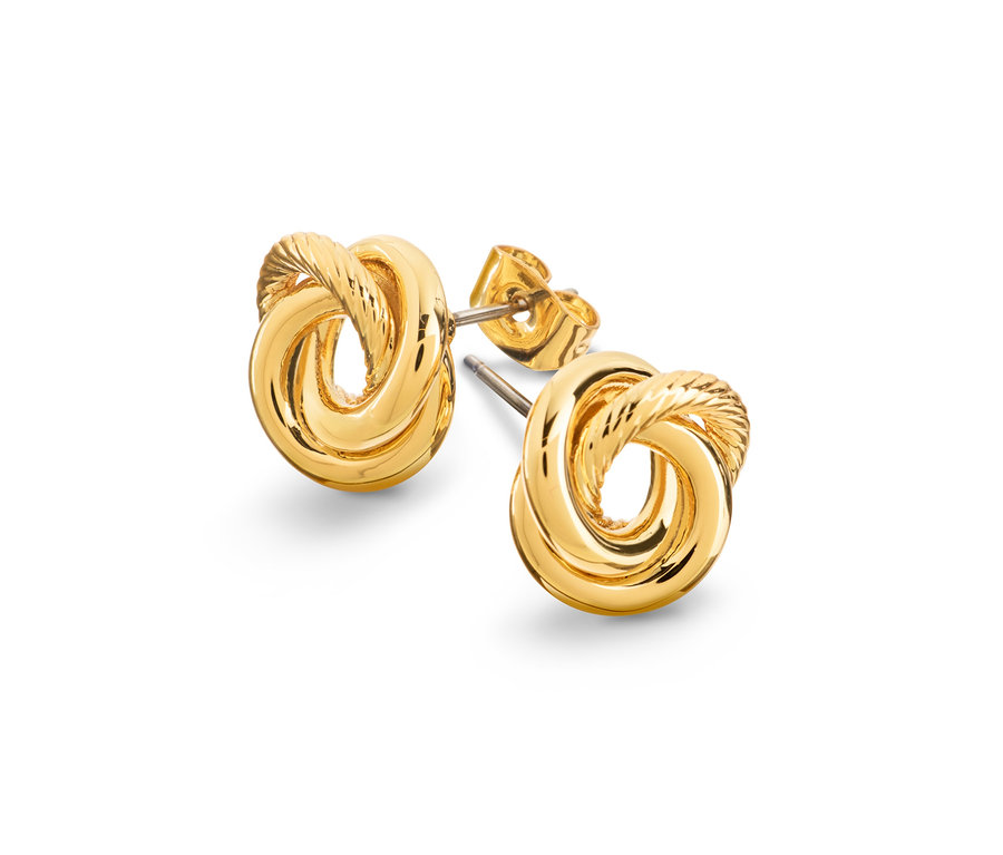 Szczegół dwóch złotych kolczyków w kształcie węzła na białym tle.