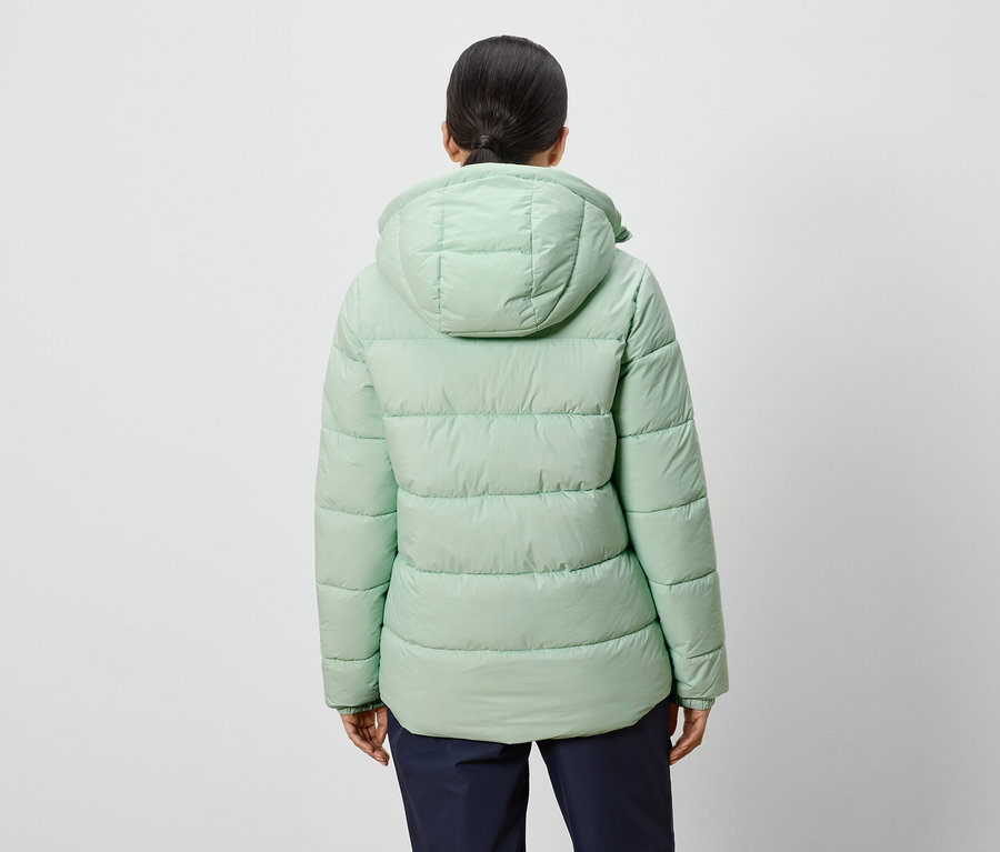 Widok z tyłu kobiety w jasnozielonej kurtce puchowej z kapturem.
