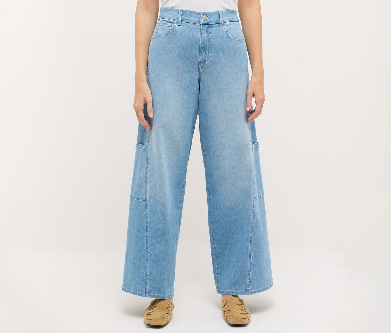 Osoba nosi dżinsy Angels „Liva” Cargo Wide Leg i brązowe buty.