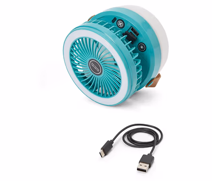 Turkusowy wentylator kempingowy ze światłem i kablem USB leży na białym tle.