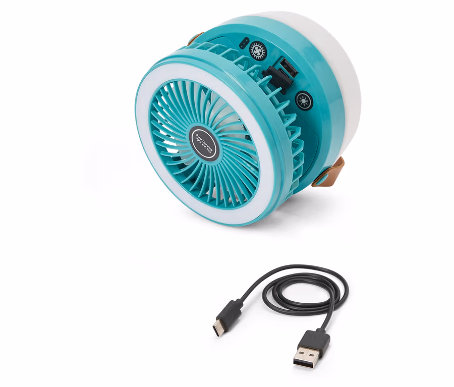 Turkusowy wentylator kempingowy ze światłem i kablem USB leży na białym tle.