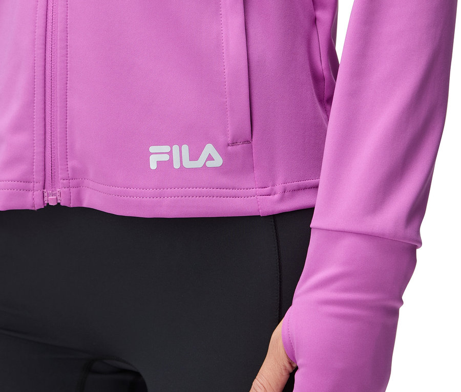 Zbliżenie kobiety ubranej w fioletową kurtkę Fila z otworami na kciuki i czarne legginsy.