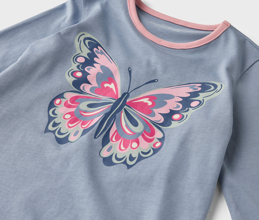 Niebieska koszulka z długim rękawem, różowym kołnierzykiem i nadrukiem motyla.